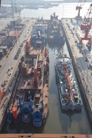 江蘇海新重工熱烈慶祝4艘船舶同日下水、出塢