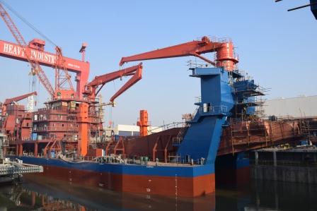 江蘇海新重工熱烈慶祝4艘船舶同日下水、出塢